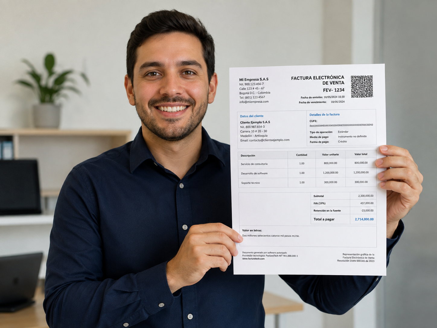 Persona mostrando una factura electrónica de venta